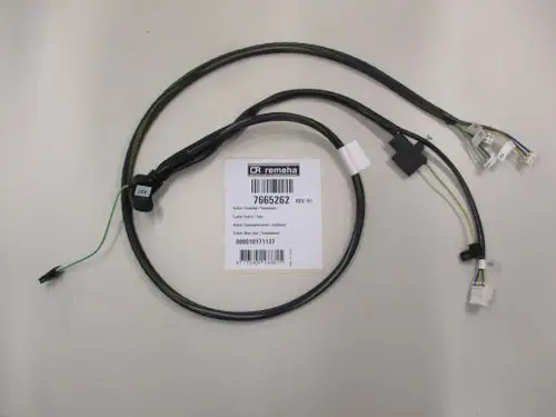 Kabel von Remeha mit mehreren Anschlüssen für Gaskombiventil und Gebläse. Leitungen in verschiedenen Farben, mit einem Stecker zur Verbindung und beschrifteten Anschlüssen.
